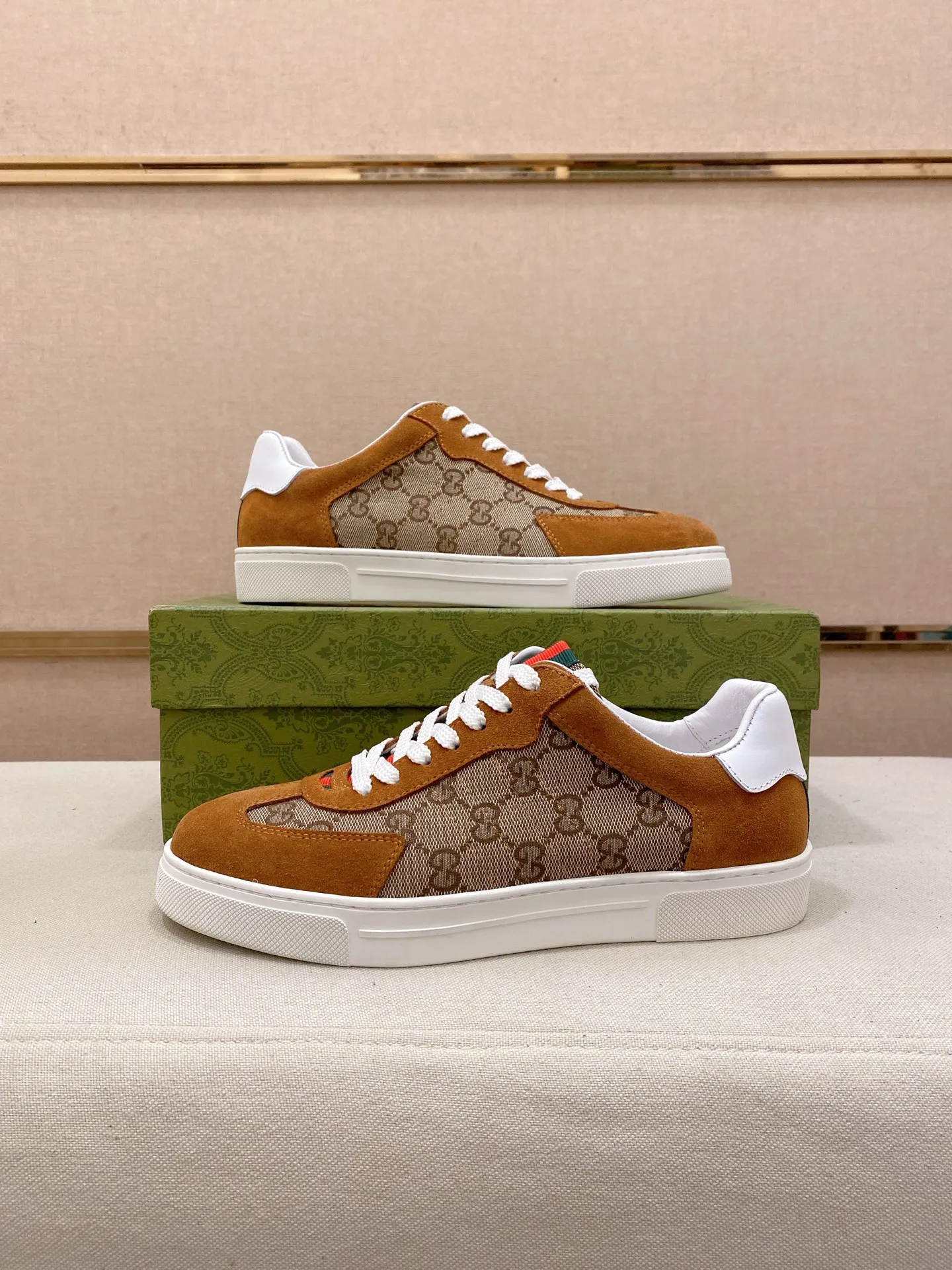 Factory price: 440💰 (GUCCI) The latest model from the official website 🎁🎁Casual and fashionable men's shoes👟, hot style 💥The version is simple and elegant, exclusive for trendy men. Unique official website latest brand elements 👑Gucci original decoration, fashionable and generous, the fabric is original cowhide ✅sheepskin lining, the official website specifies wear-resistant casual outsole, the classic model is taken in kind at the counter🎬38-44 (45 is not returned or exchanged)
